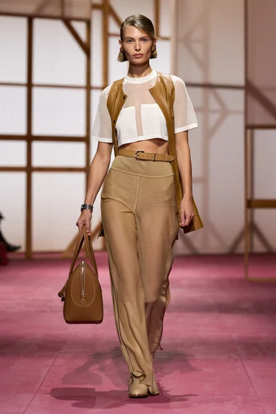 Look 10